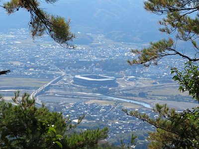 牛松山参道途中で見る亀岡ドーム