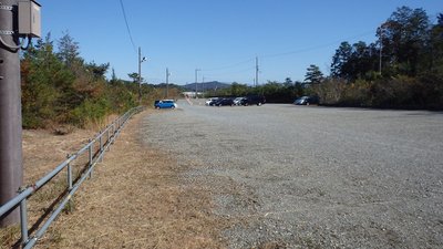 山手にある駐車場。停まっているのは従業員の車