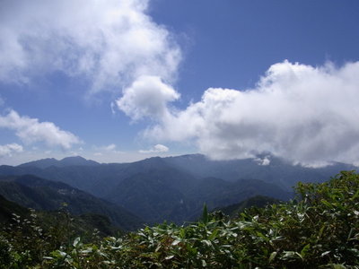 雲湧く白山と別山