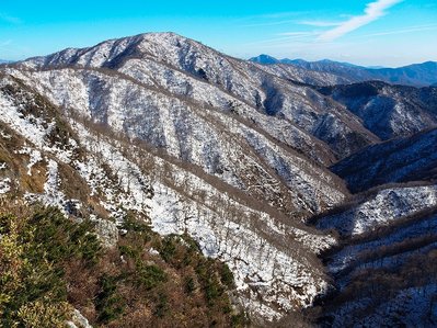 20191216-PC160254.jpg (183 KiB) 閲覧された回数 3853 回 3月に登った高丸、奥には蕎麦粒