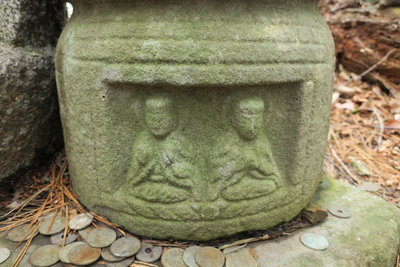 隣の石塔に刻まれていたお地蔵さま