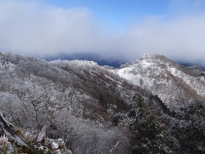 奥峰で昼食中の急な晴れ間に桧塚方面を