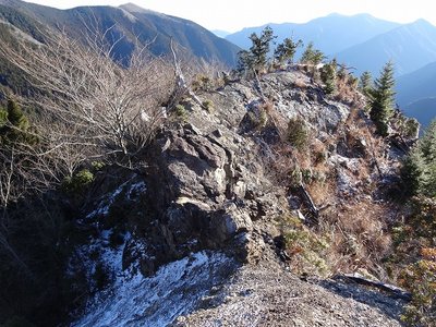 振り返って。窪みの岩の最後で地面に降りるのが怖かった。