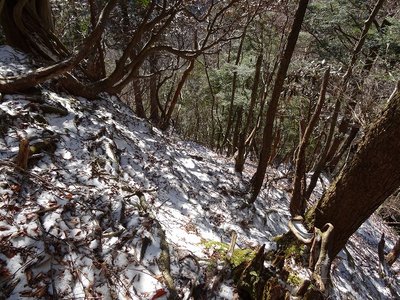 振り返る。この雪の急斜面はアイゼンなしで怖かった。
