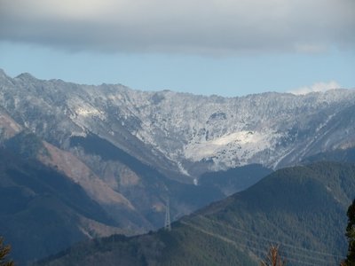 高野辻から大峰山脈を見る。中腹の白いところが神仙平