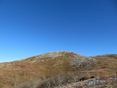 谷底から見る霊仙山