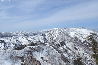 道斉山の奥に銀杏峰と部子山。その左が桐ヶ平山。
