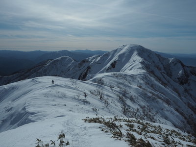 経ヶ岳を振り返る.jpg (219.05 KiB) 閲覧された回数 5605 回 北峰への登りから経ヶ岳を振り返る