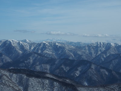 御嶽山.jpg (176.1 KiB) 閲覧された回数 5605 回 彼方に御嶽山、手前は左より願教寺山、薙刀山、野伏ヶ岳か