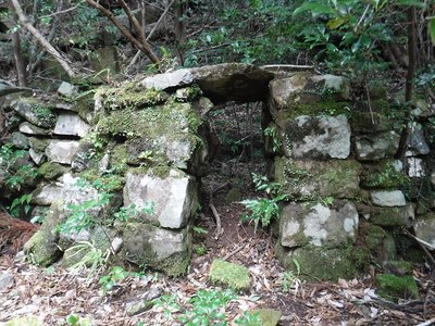 木馬道沿いの炭窯跡