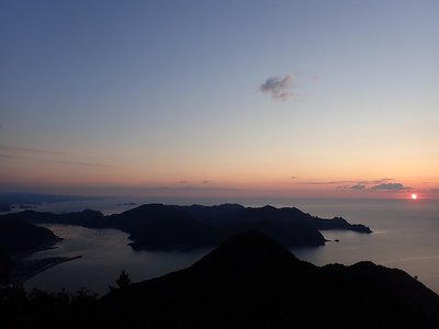 引本側。きのう日の出を見た白浦は引本の向こう側