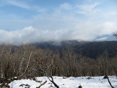 遠くにはまだ雲が流れています