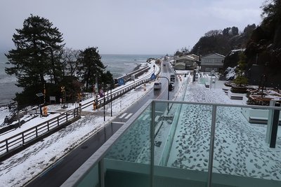 夜間降雪後の朝の氷見・雨晴海岸　道の駅雨晴の展望デッキから<br />晴れたら海の向こうに立山連峰が見えるはず