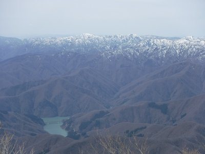 徳山湖と奥美濃の山々