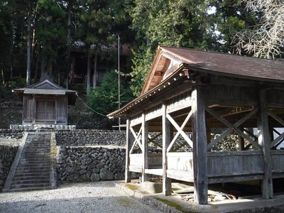 DSCF3059.JPG (332.66 KiB) 閲覧された回数 10602 回 能舞台と能郷白山神社