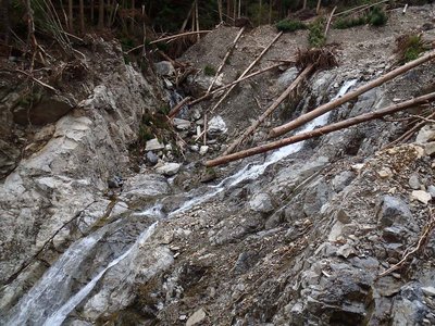 左が元の谷？　右に新しい谷？