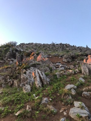 夕日を背に岩峰を急ぐ