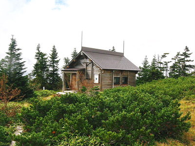 ● シッカリとしたヒュッテは心強いな