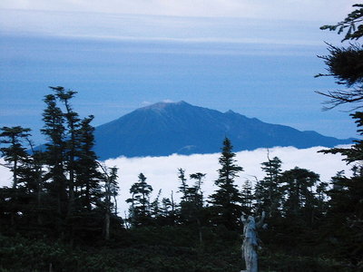 ● 御嶽山が雲の上に浮んでる