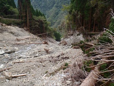 下流方向。左に新谷。右から元の谷。