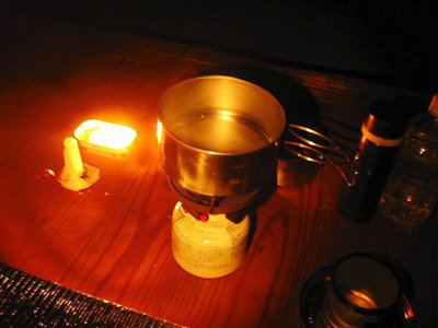 ● 夜はマッタリと、ろうそくの灯りが好いんだ