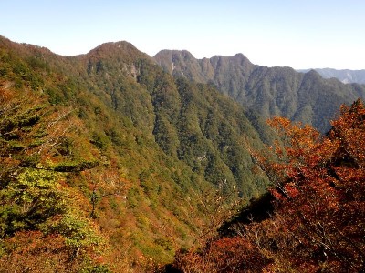 水越から見る古ヶ丸山