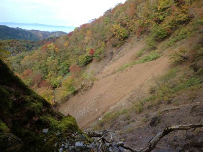 PA280036.jpg (83.1 KiB) 閲覧された回数 3524 回 冠谷源頭部の崩壊