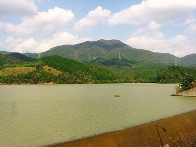 ●　満水の竜王ダムに綿向き山