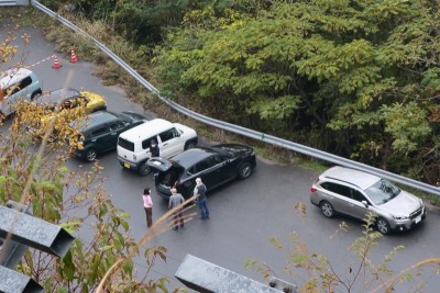 擁壁の上から見下ろす奥美濃マニア達