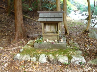 ジャリガ谷右岸尾根の取りつきの山の神の祠