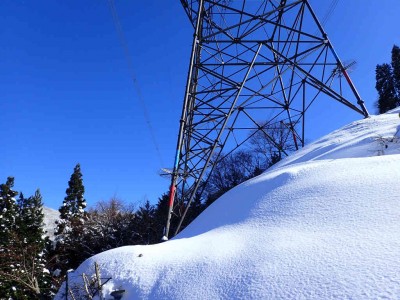標高730mの送電線鉄塔
