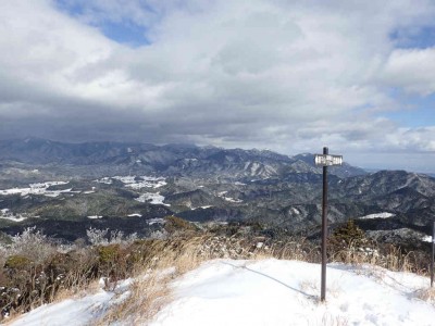 P1010007.jpg (66.44 KiB) 閲覧された回数 4431 回 高畑山から鈴鹿の山を望む