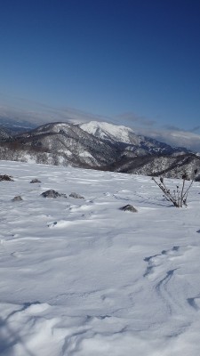 シュカブラの向こうに霊仙山