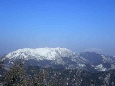 霊仙と伊吹山（右奥）