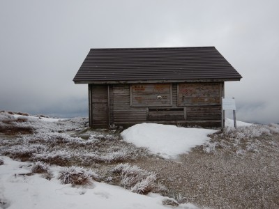 強風の為避難。ちょっと早い昼飯
