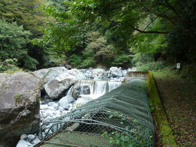 この左手前に橋