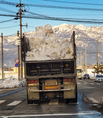 次の目標ダンプの雪じゃなくその向こうの雪山