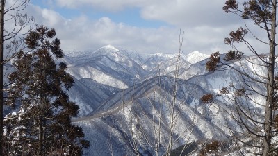 P1310437.jpg (413.52 KiB) 閲覧された回数 3630 回 高丸~烏帽子山の稜線を眺めながら