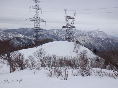 左の鉄塔の下でランチでした。