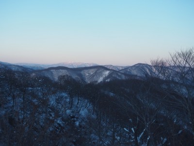 夕陽に染まる左千方