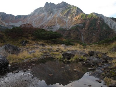 二ノ池に影落とす南岳