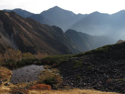朝の一ノ池と常念山脈