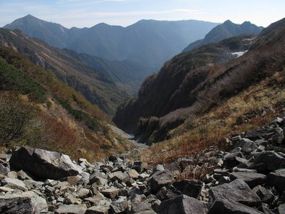 カールから見下ろす左俣～屏風の頭の下に北穂池が見える