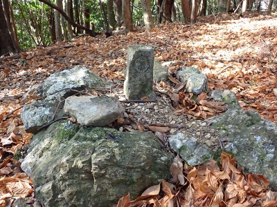 塚と宮内省の石柱