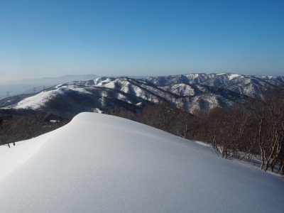 三国岳山頂.jpg (171.63 KiB) 閲覧された回数 3341 回 西に江若国境の尾根を眺めて