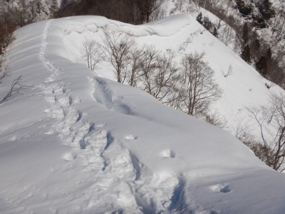 雪庇、崩れそう