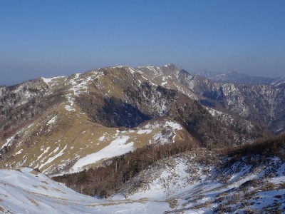 雪の無いところと思い遠征した四国剣山系。ドカ雪後でした。まぁおかげでお亀岩避難小屋は二日間貸し切りでした（正面三嶺、右奥に剣山と次郎ぎゅう）