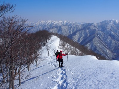 雪庇の尾根.jpg (326.95 KiB) 閲覧された回数 2940 回 kitayamaさんとその後ろにCさん