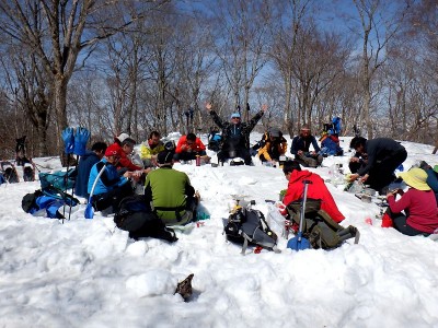 カメラを向けると両手をあげる人。