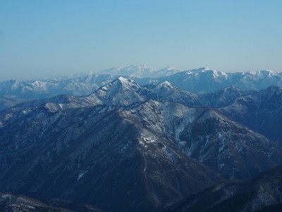 蕎麦粒の彼方に白山、右手に能郷白山